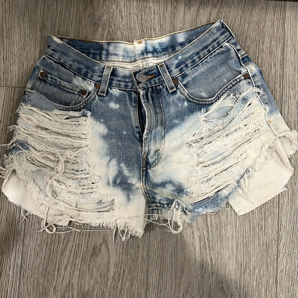 Levi vintage distressed shorts